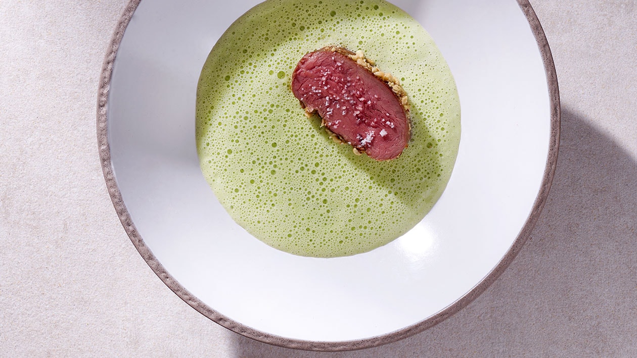 Schaum von der Gartenerbse mit Lammhuft Rose in Erdnusssplitter –  