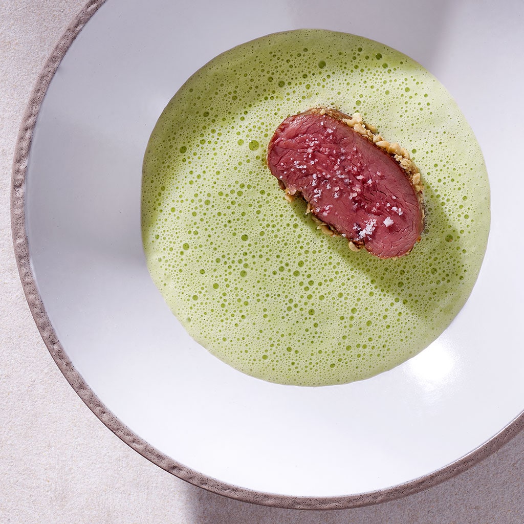 Schaum von der Gartenerbse mit Lammhuft Rose in Erdnusssplitter