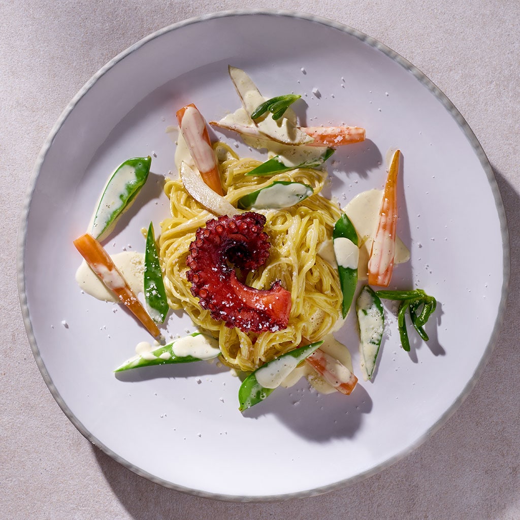 Butter geschäumter Pulpo, Birnen-Bearnaise, Erbsen-Möhrengemüse und hausgemachte Nudel