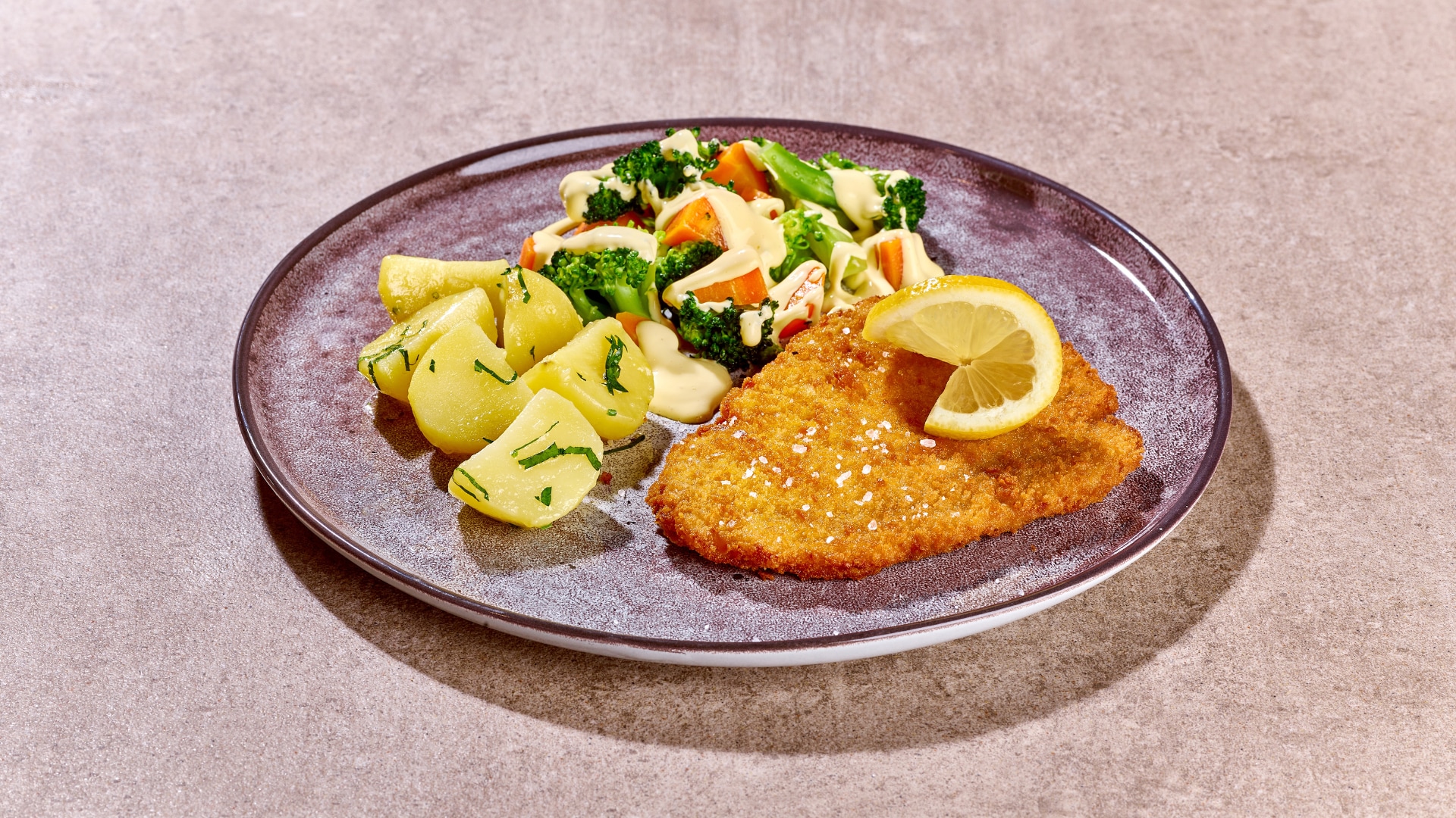 Schnitzel mit Sauce Hollandaise, Salzkartoffeln & Broccolie-Karotten-Gemüse
