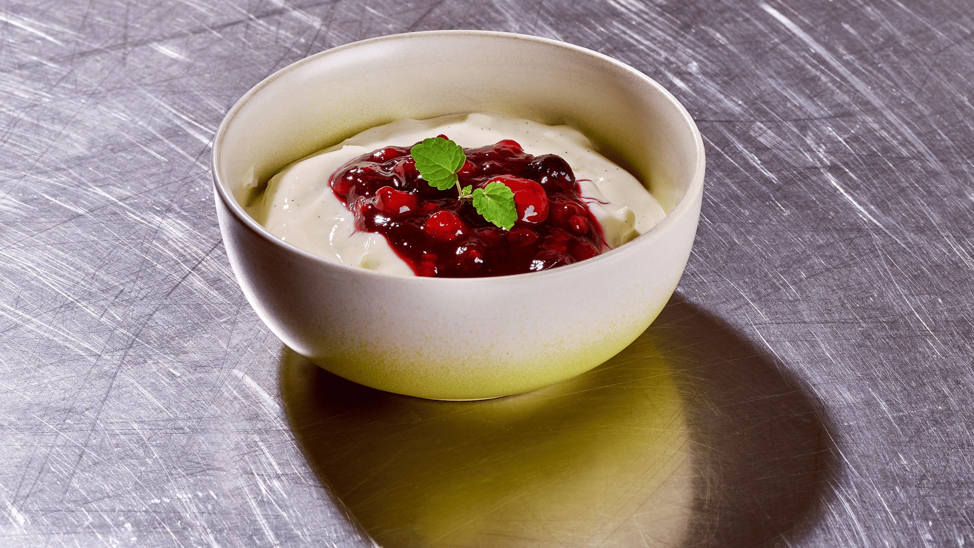 Rote Grütze mit Vanille Pudding