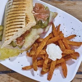 Cuba Sandwich mit Süsskartoffel-Pommes Cuba Sandwich mit Süsskartoffel-Pommes