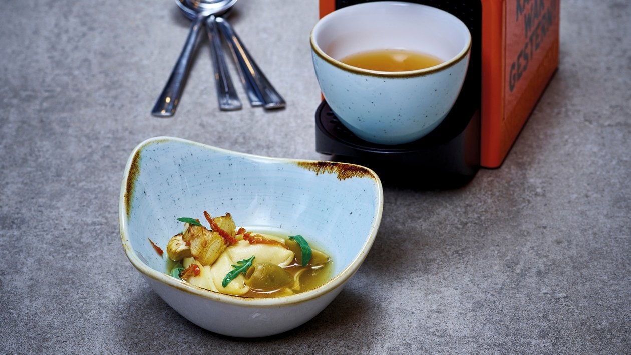 Tomaten-Consommé mit Tortellini, Artischocken, Oliven und Rucola –  