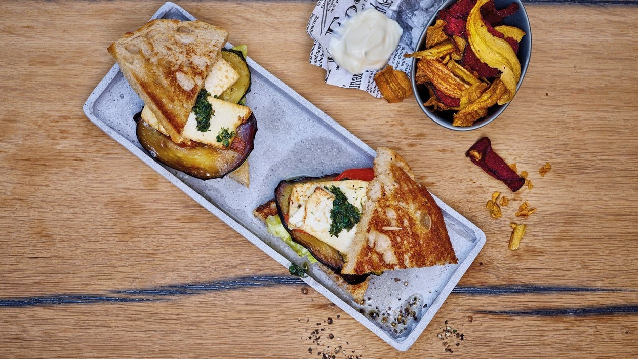 Veganes Club-Sandwich mit Gemüsechips – Veganes Club-Sandwich mit Gemüsechips –