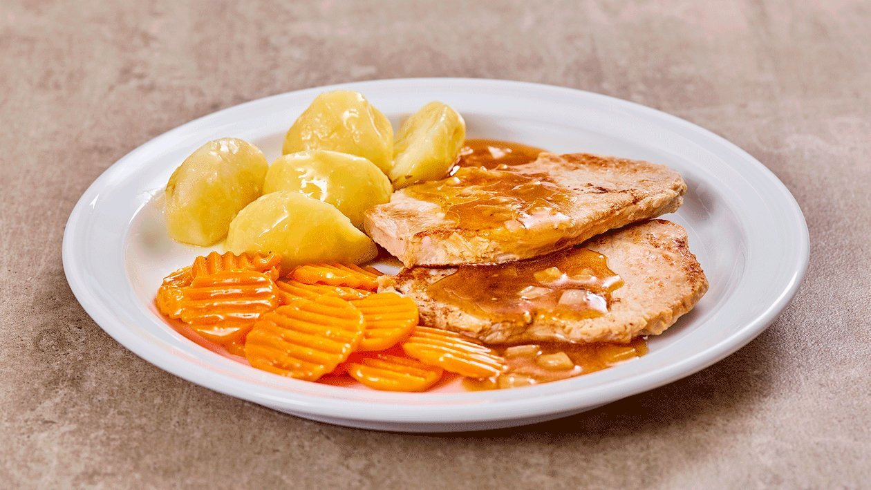 Schnitzel mit Pfeffer-Zwiebel-Sauce, Kartoffeln &amp; Karotten