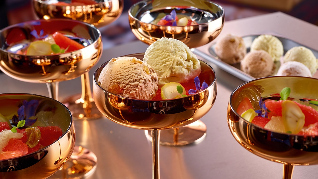 Gefrorenes Duo von Marone und Bourbon Vanille auf Grapefruit-Weinbeeren – Gefrorenes Duo von Marone und Bourbon Vanille auf Grapefruit-Weinbeeren –