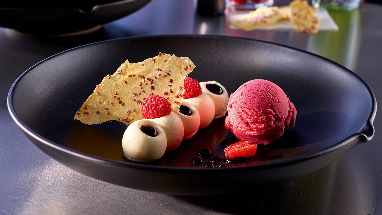 Cremige Mascarpone mit Himbeer Sorbet und Holunderbeeren Gel –  