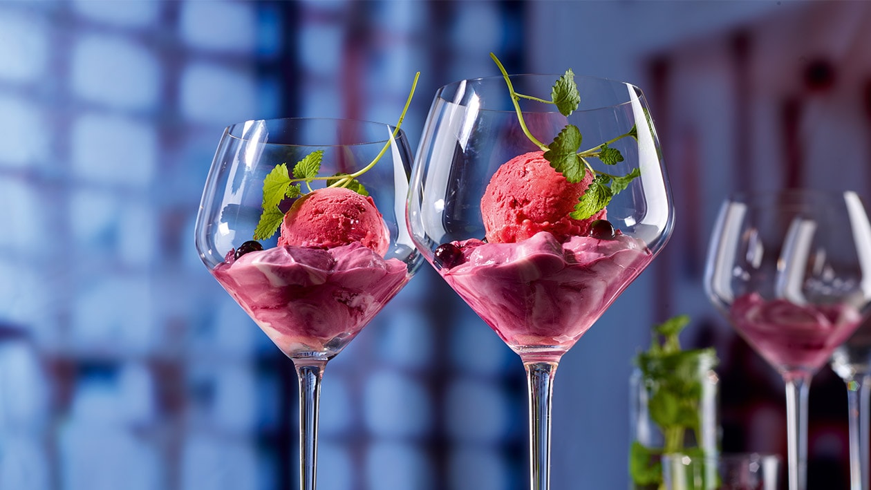 Holunderbeeren-Frischkäse und cremiges Sorbet von der Himbeere –  