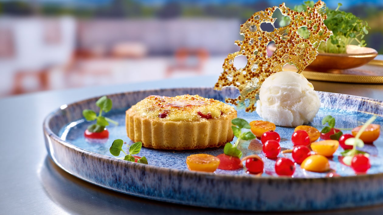 Geflämmte Johannisbeere-Ingwer Tarte, Kapstachelbeeren, Sorbet von der Zitrone, Chia-Toffee Crunch –  