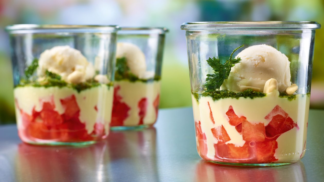 Gebrannte Parmesan Creme Brûlée, Wassermelone, Erdnuss und Sorbet vom Apfel –  