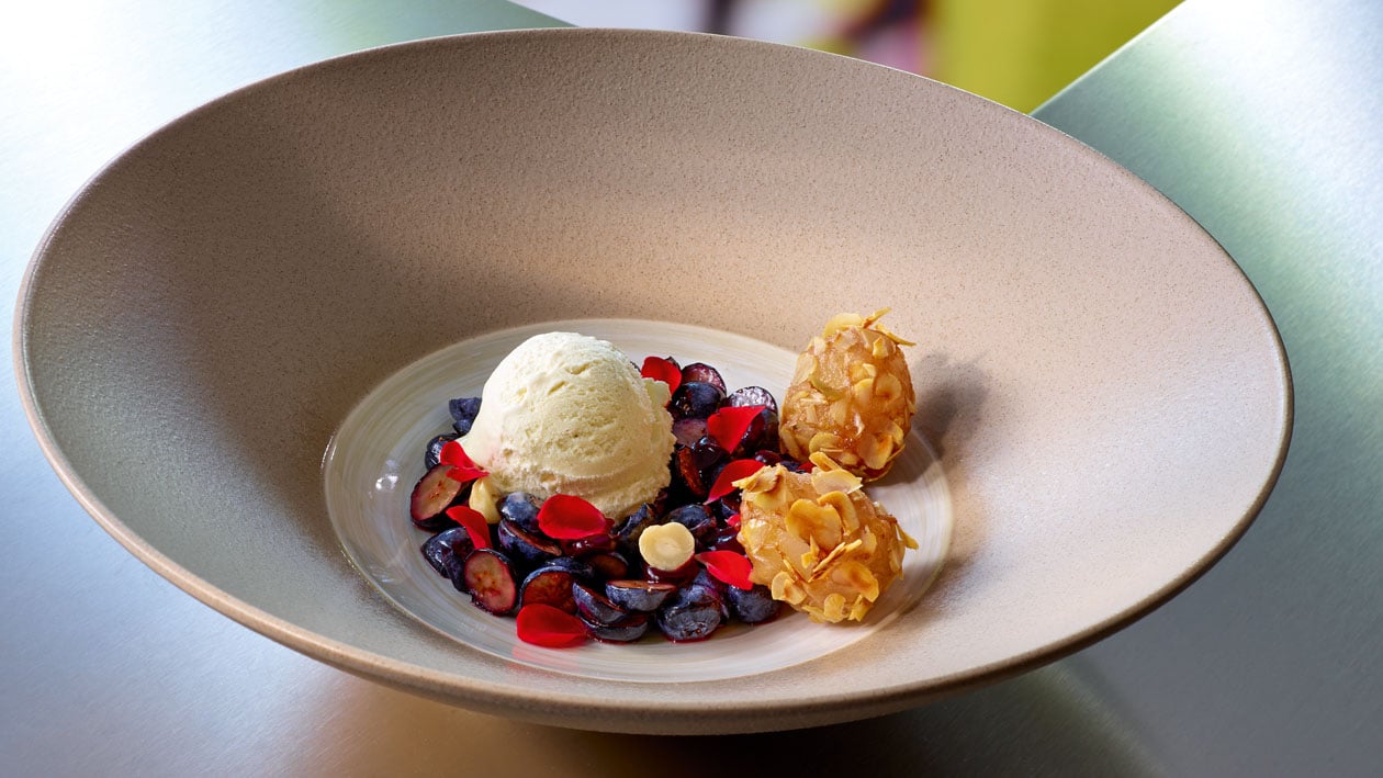 Marinierte Heidelbeeren / Blaubeeren, Rambutan in Haselnuss Tempura und Vegan Vanille Eis oder Bourbon Vanille Eis –  