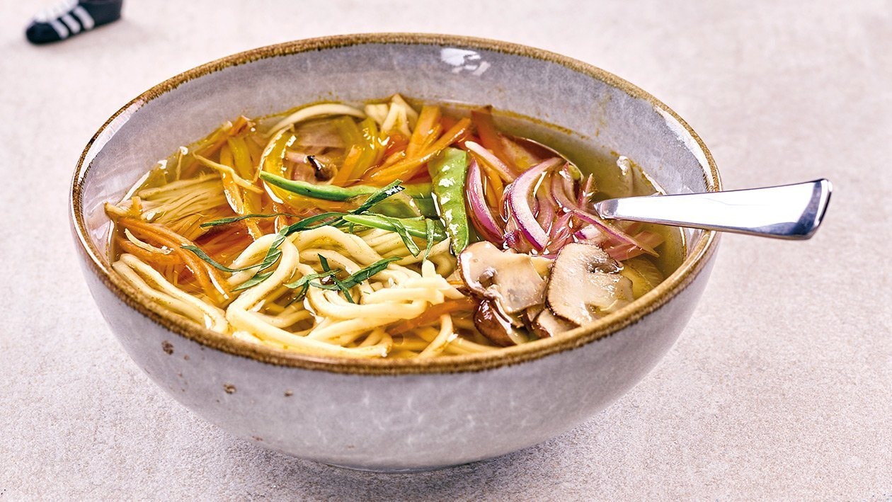 Asiatische Nudelsuppe mit Gemüse und Sojasprossen: