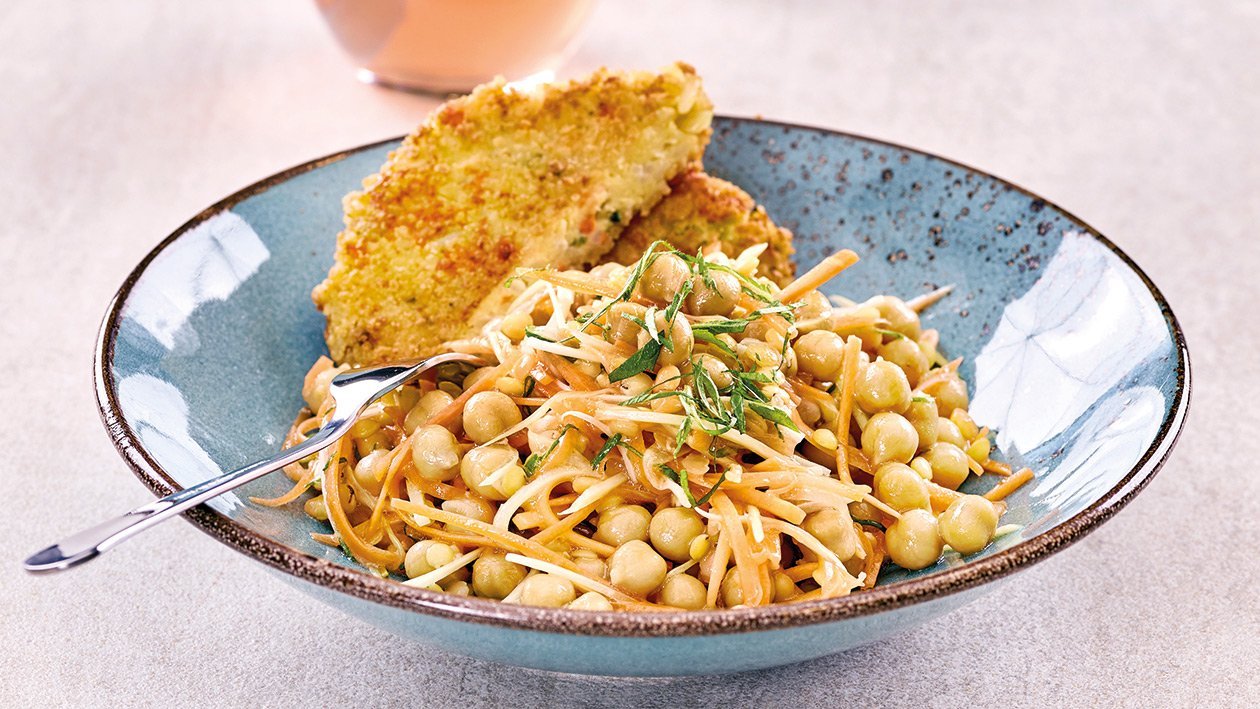 Kichererbsen-Möhrensalat mit Gemüseschnitzel – Kichererbsen-Möhrensalat mit Gemüseschnitzel –