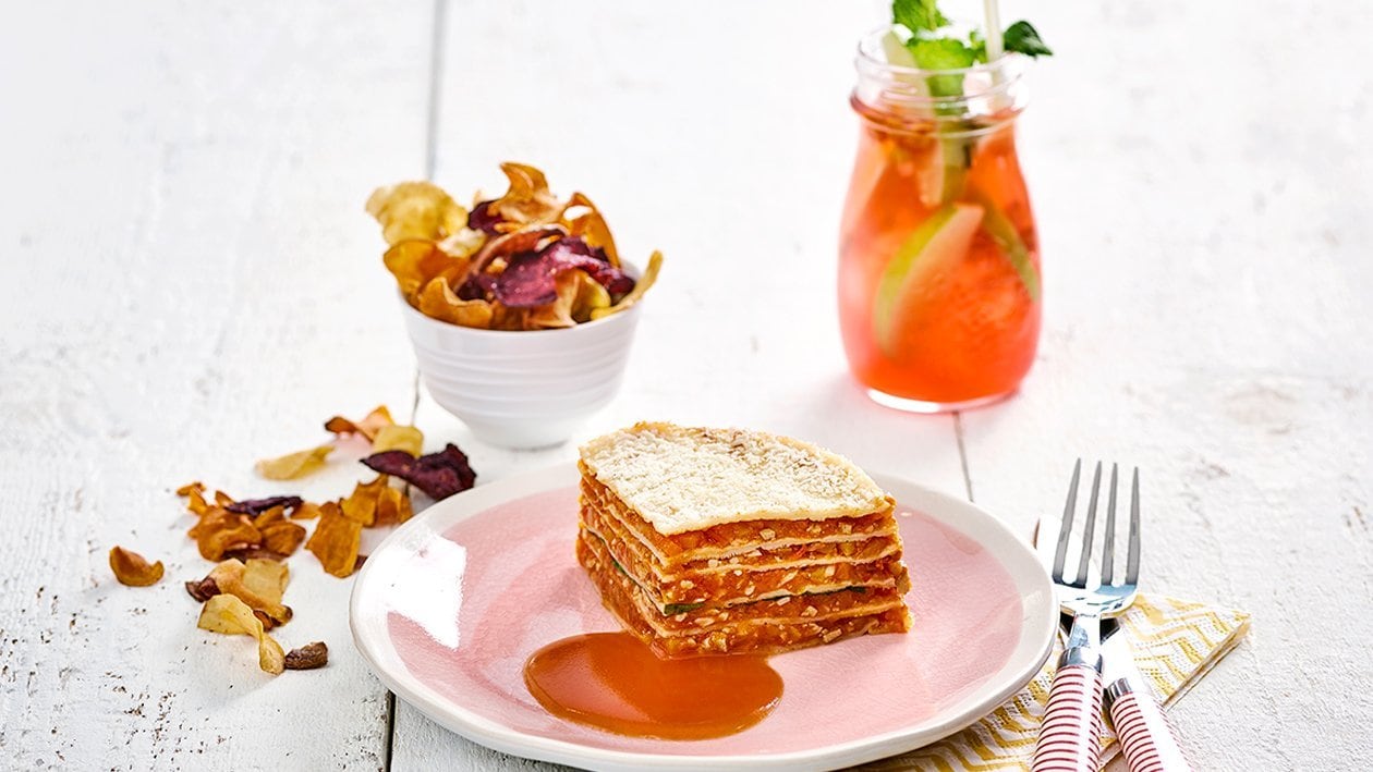 Palatschinken Pie mit Gemüsebolognese, Tomatensauce und Gemüsechips –  