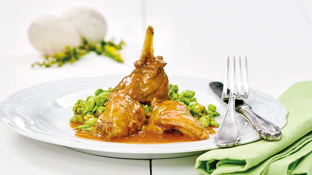 Geschmorte Kaninchenschlegel in Paprikarahmsauce und Bärlauch-Spätzle
