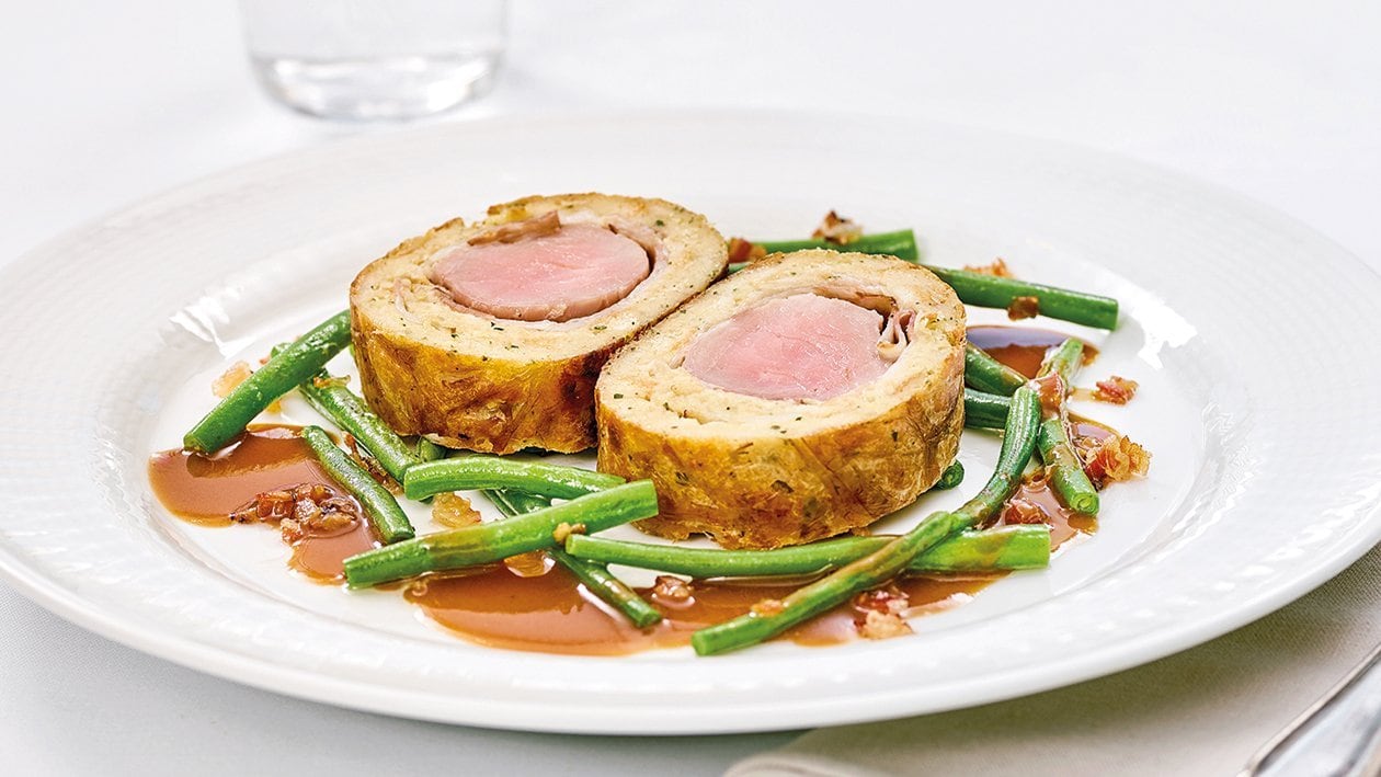 Schweinefilet im Serviettenknödelmantel mit Bohnen