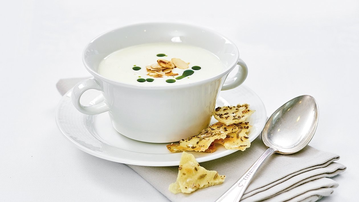 Spargel-Mandelcremesuppe mit Gewürzcracker