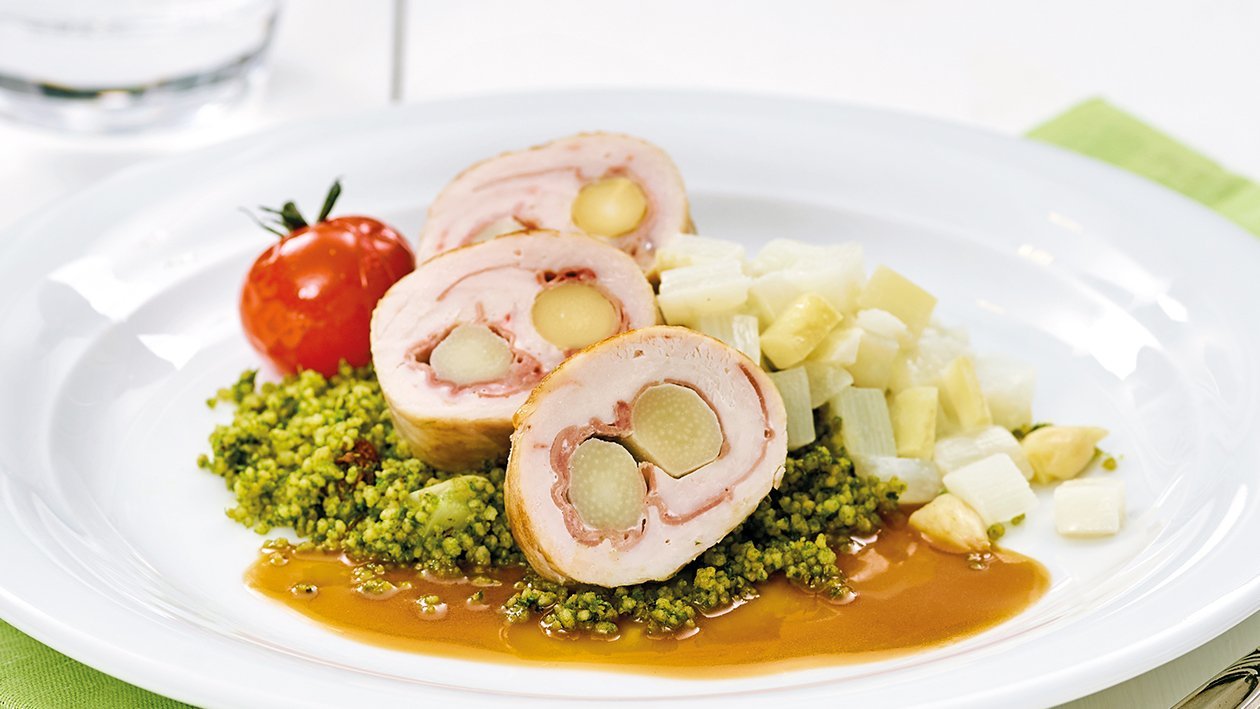 Gefüllte Putenröllchen mit Rohschinken und Spargel auf Petersilien Couscous – Gefüllte Putenröllchen mit Rohschinken und Spargel auf Petersilien Couscous –