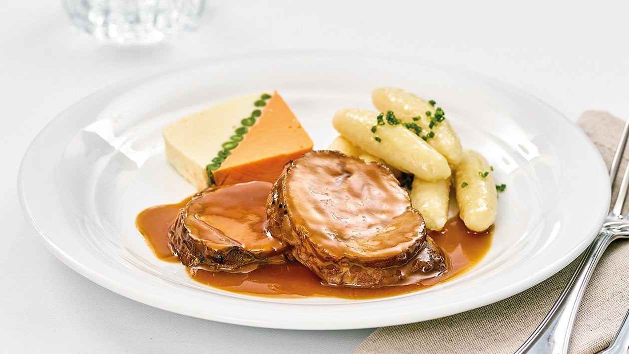 Glasierter Kalbsrollbraten mit Schupfnudel und Gemüseterrine –  