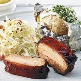 Grillierter, knuspriger Schweinebauch mit Weißkrautsalat Grillierter, knuspriger Schweinebauch mit Weißkrautsalat