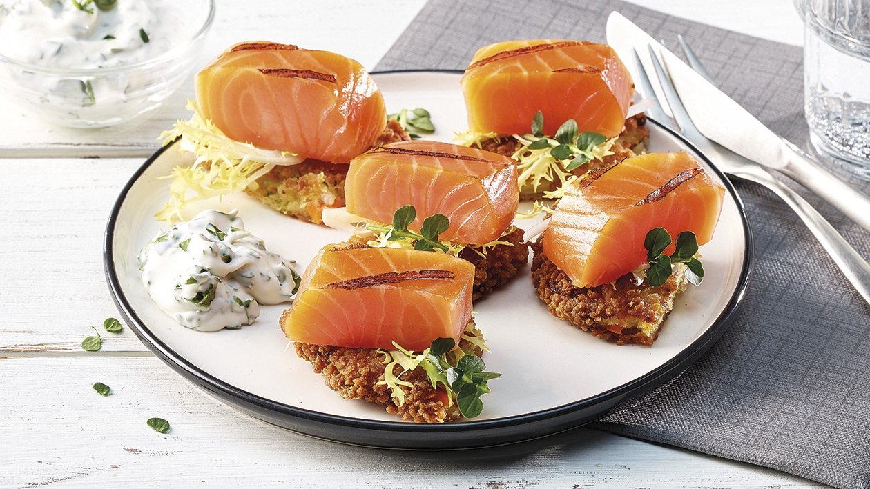 Knuspriges Gemüseschnitzel mit grilliertem. geräuchertem Lachs – Knuspriges Gemüseschnitzel mit grilliertem. geräuchertem Lachs –