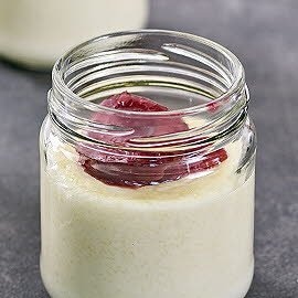 Grießpudding mit Glühwein -Zimtpflaumen