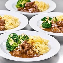 Rindsgulasch mit Broccoli und Nudeln Rindsgulasch mit Broccoli und Nudeln