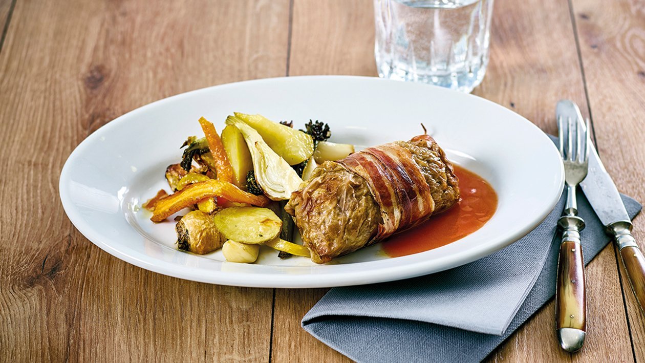 Kohlroulade auf Rübengemüse mit Tomatenjus