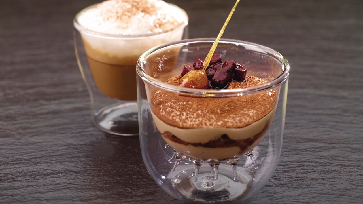 Ein Haselnuss-Tiramisu mit Cassis-Äpfeln und Kardamom.