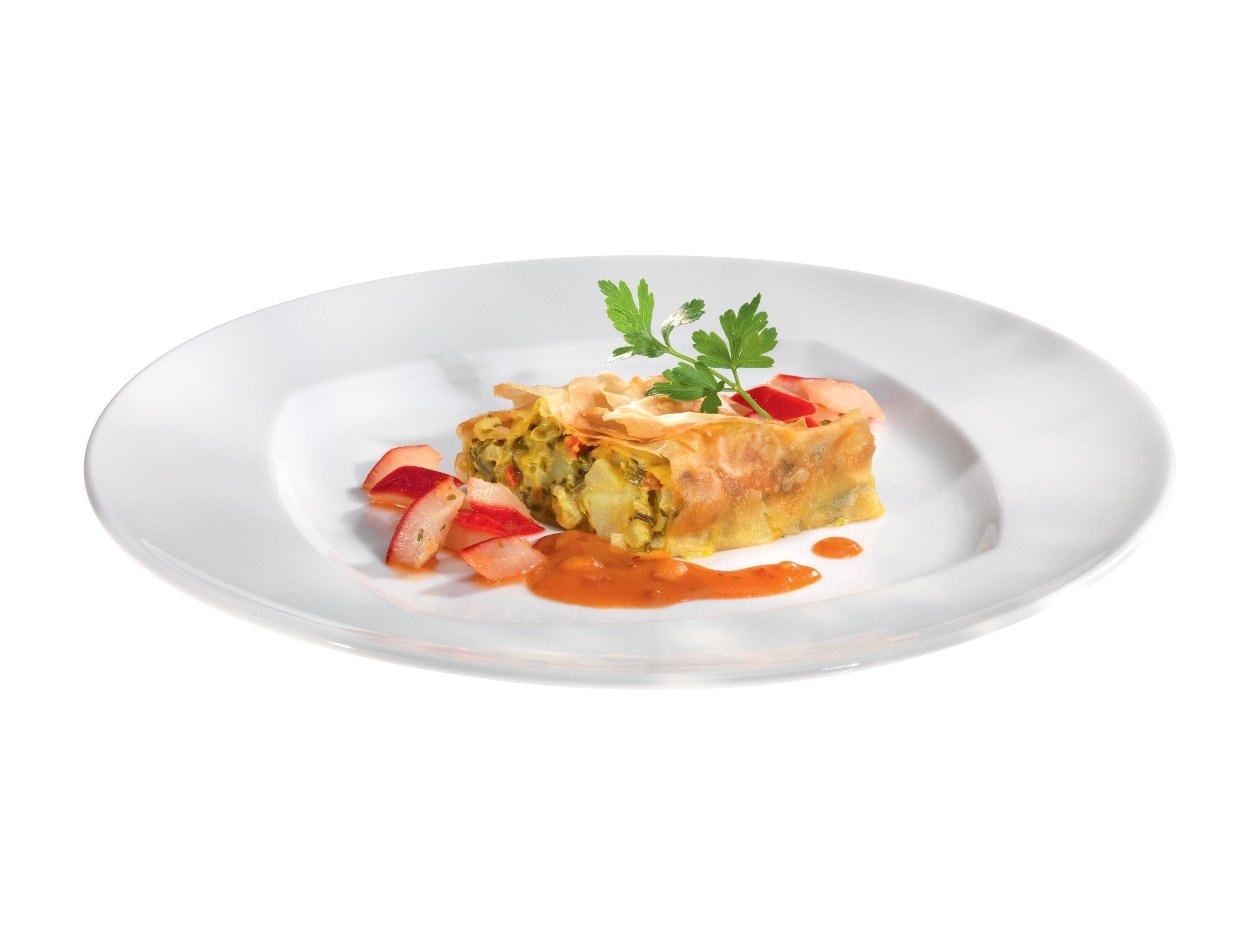 Mangold-Gemüsestrudel mit glaciertem Rotem Rettich und Tomaten-Erdnusssauce Mangold-Gemüsestrudel mit glaciertem Rotem Rettich und Tomaten-Erdnusssauce
