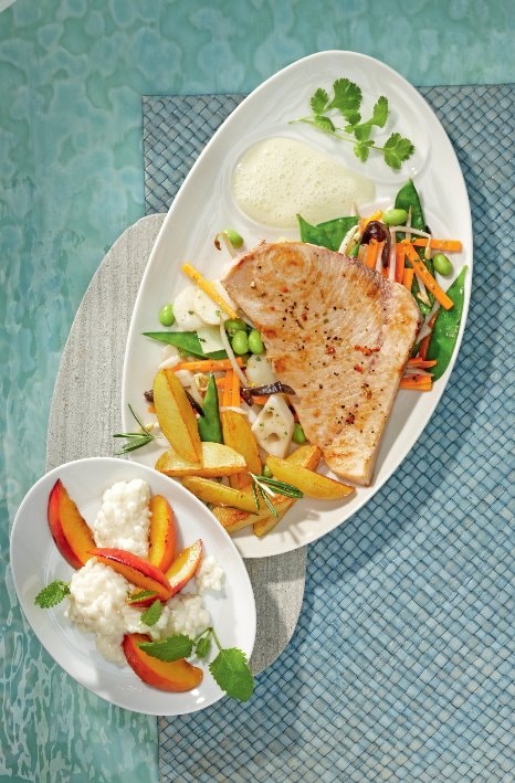Gegrillter Schwertfisch an Zitronenschaum mit Wok-Gemüse und Rosmarinkartoffeln