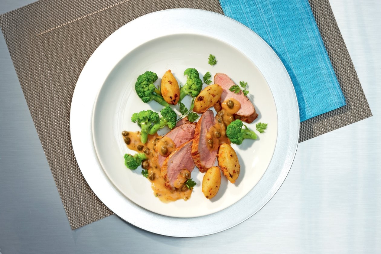 Rosa gebratenes Schweinefilet mit Schalotten-Kapern-Frischkäsesauce, Broccoli und Pilzkrusteln