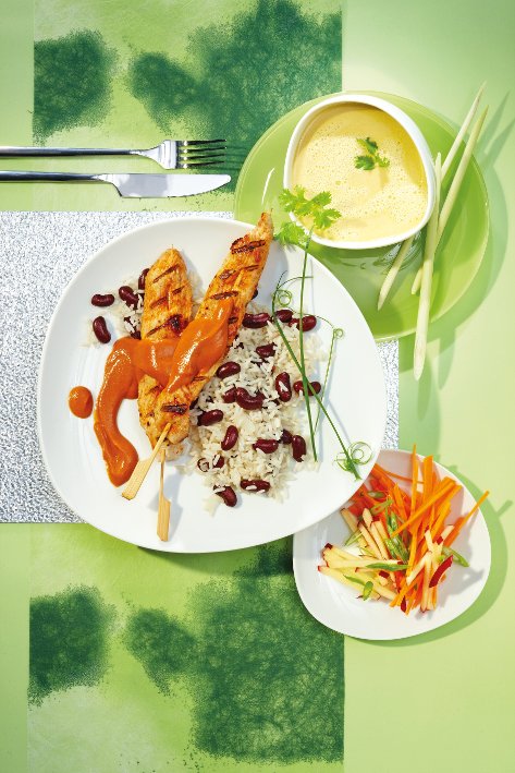 Gegrilltes Putenspießchen mit Erdnuß-Wasabi-Dip und Kidney-Bohnen-Reis