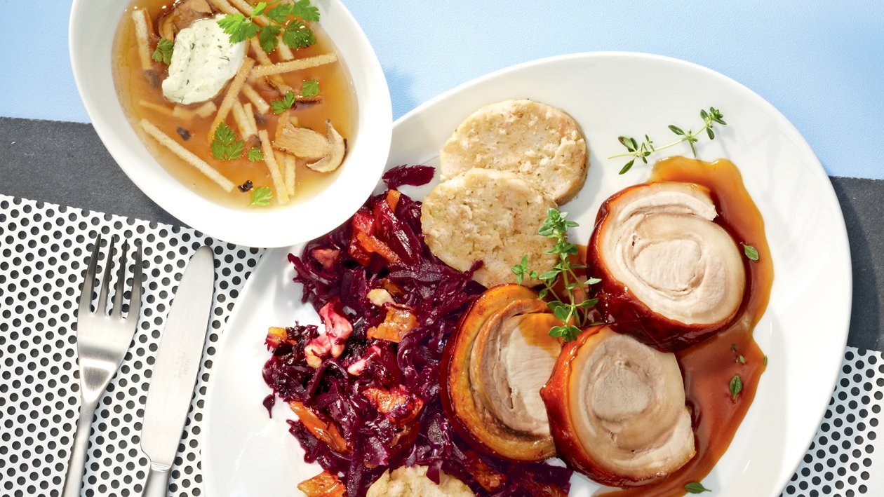 Tannenhonig-glacierter Spanferkelrücken mit Zitronenthymian-Sauce auf Koriander-Rotkohl mit Dörrobst und Serviettenknödel – Tannenhonig-glacierter Spanferkelrücken mit Zitronenthymian-Sauce auf Koriander-Rotkohl mit Dörrobst und Serviettenknödel –
