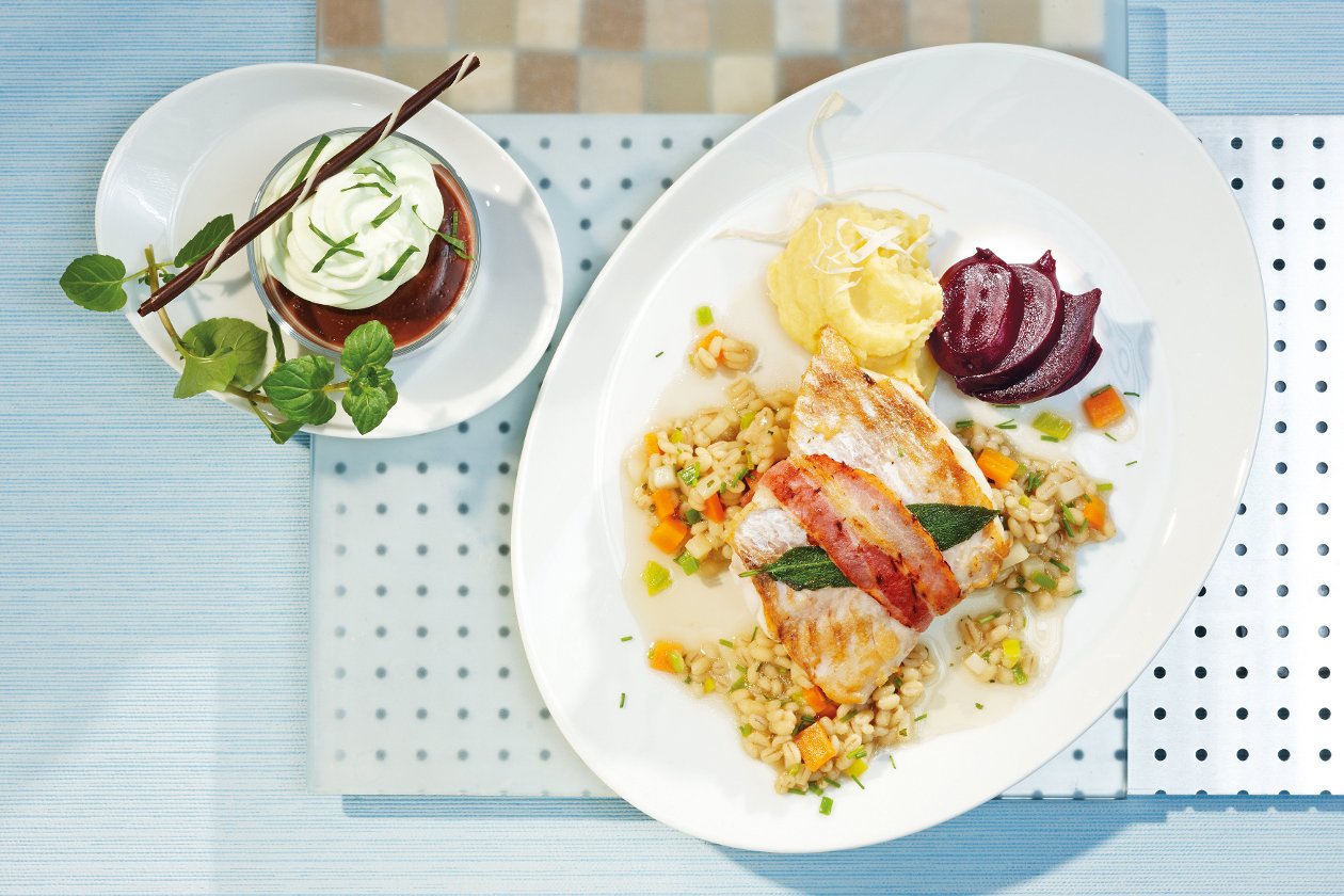 Saltimbocca von Rotbarsch auf Gemüsegraupen, Kartoffel-Meerrettichschnee und Rote Beete –  