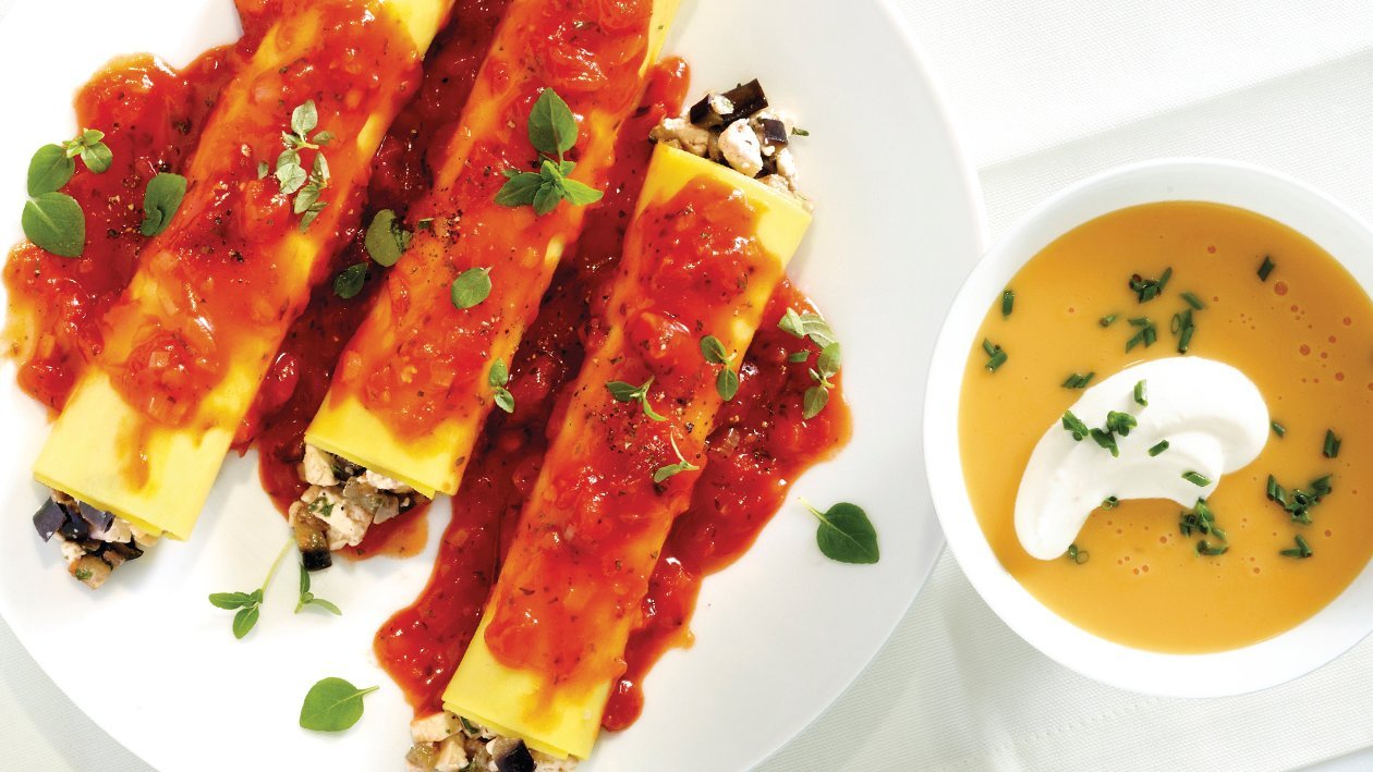 Cannelloni mit Auberginen-Feta-Füllung auf einer Tomaten-Basilikum-Sauce –  