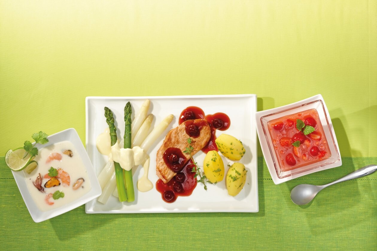 Schnitzel vom Schwein an Sauerkirsch-Essig-Jus, dazu Spargel mit Sauce Hollandaise und Petersilienkartoffeln – Schnitzel vom Schwein an Sauerkirsch-Essig-Jus, dazu Spargel mit Sauce Hollandaise und Petersilienkartoffeln –