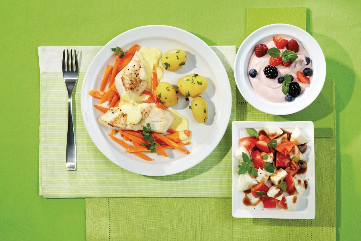 Zanderfilet auf Vanille-Honig-Karotten, Zitronen-Hollandaise und neue Kartoffeln – Zanderfilet auf Vanille-Honig-Karotten, Zitronen-Hollandaise und neue Kartoffeln –