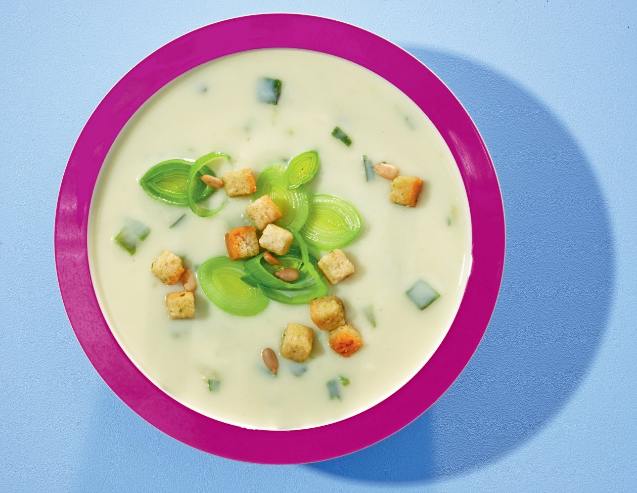 Lauchcremesuppe mit Knackwürfeln Lauchcremesuppe mit Knackwürfeln