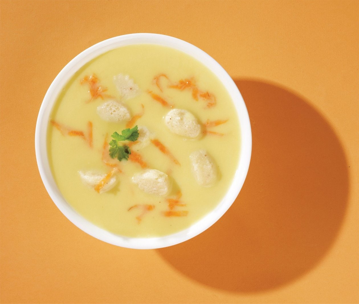 Wurzelgemüsecremesuppe mit Grießklößchen –  
