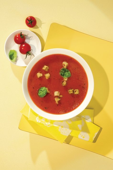 Italienische Tomatensuppe mit Basilikum-Käse-Brotwürfeln –  