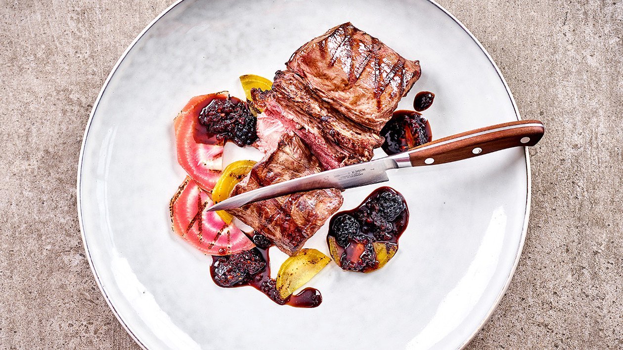 Gegrillter Maibockrücken mit Rüben und Brombeersoße
