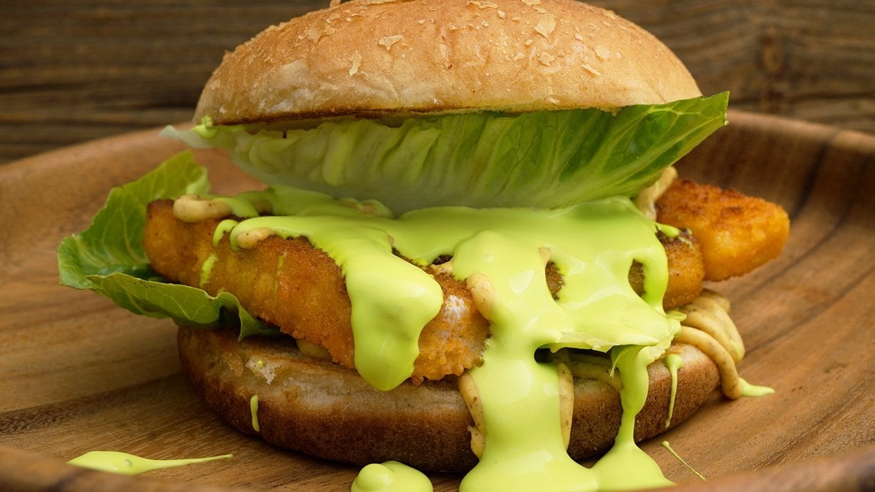 Fischstäbchen Burger mit Spinat Hollandaise im Kartoffelbrötchen –  
