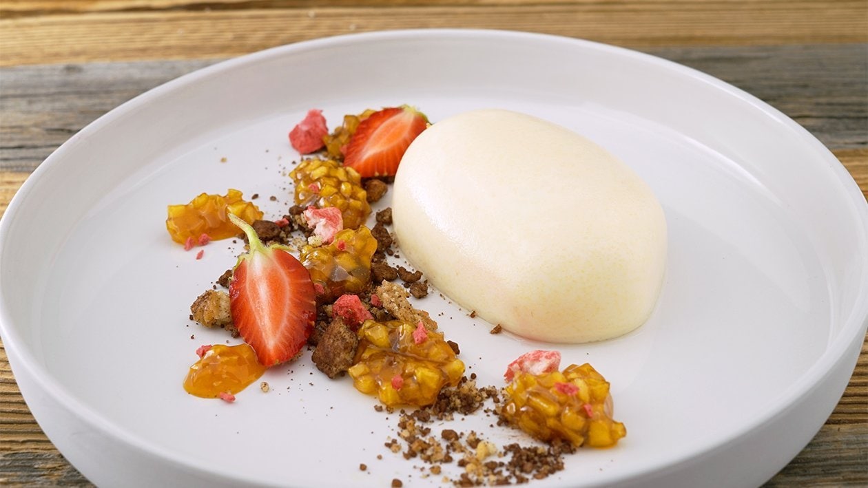 Grießflammerie mit süßem Apfelmango chutney Grießflammerie mit süßem Apfelmango chutney