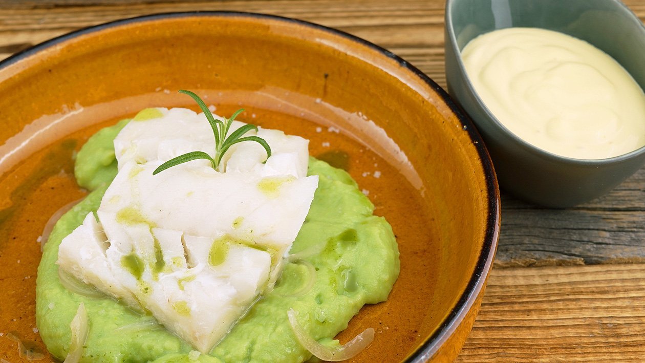Kabeljau poschiert mit Erbsen-Kartoffelpüree und Limonen-Hollandaise – Kabeljau poschiert mit Erbsen-Kartoffelpüree und Limonen-Hollandaise –