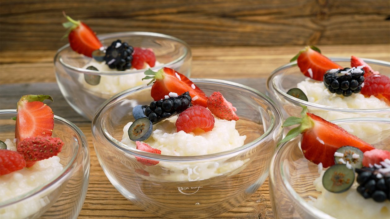 Limonen Kokosmilchreis mit frischen Beeren der Saison –  