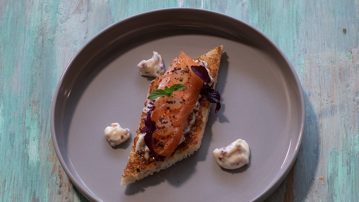 Gebeizter Lachs auf gerösteter Kruste Gebeizter Lachs auf gerösteter Kruste