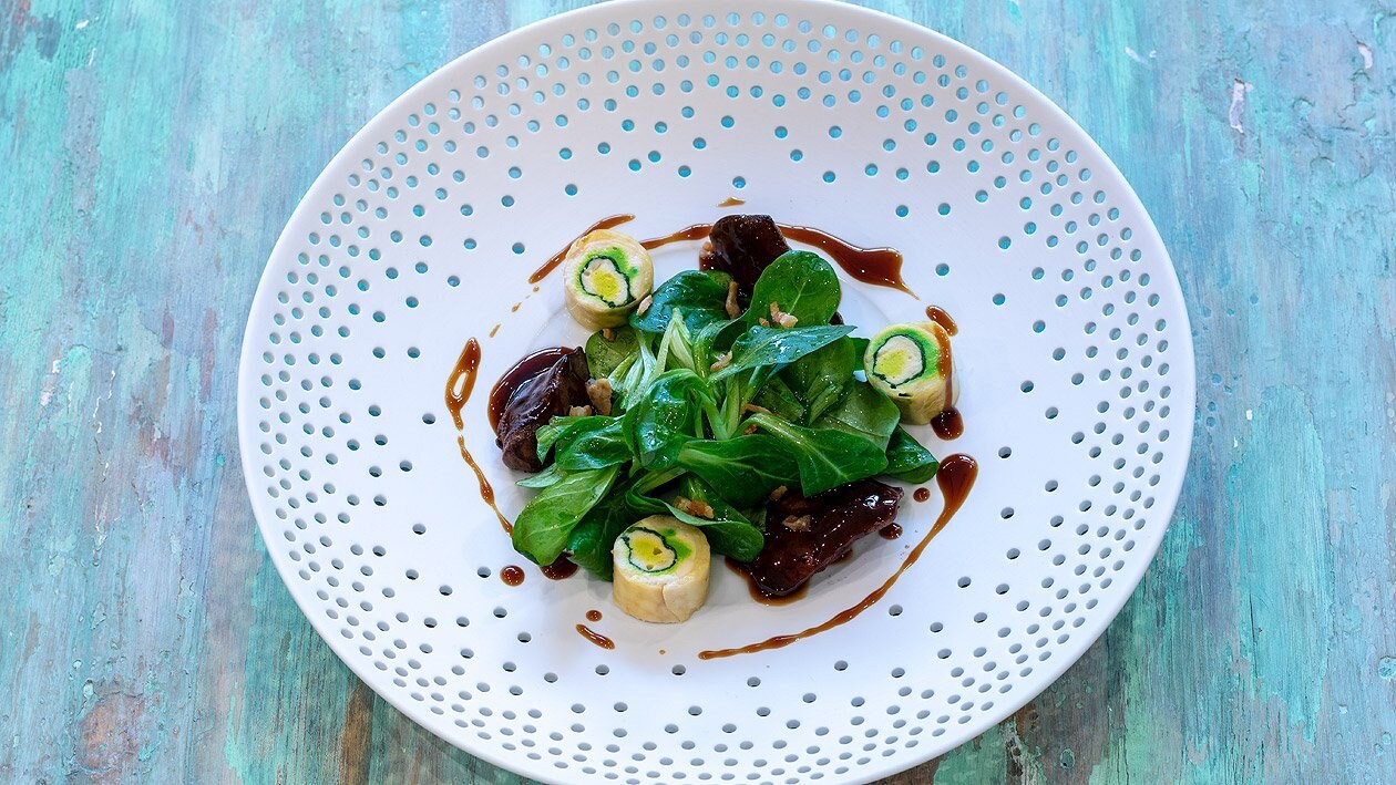 Poularde mit sautierter Geflügeleber und Feldsalat – Poularde mit sautierter Geflügeleber und Feldsalat –