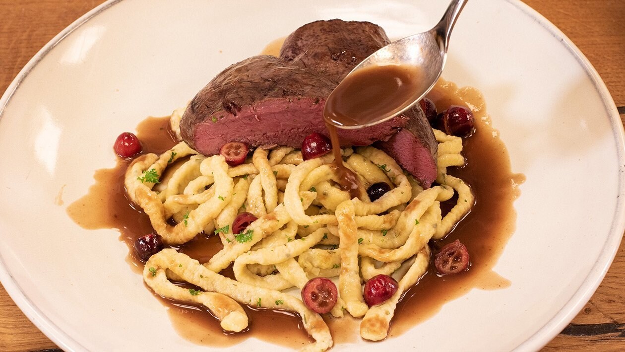 Maibock mit Cranberrysoße und Gartenkräuter-Spätzle – Maibock mit Cranberrysoße und Gartenkräuter-Spätzle –