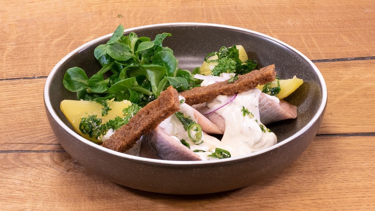 Matjes &amp; Feldsalat &amp; Röstbrotstreifen für nordischen Genuss